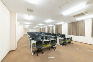情報処理の講義や映像を活用する講義の時に使用している。
PC 1人1台ずつ準備（大学レベルの設置割合である）新設校であるため厚生労働省の指導もあり設置できた。