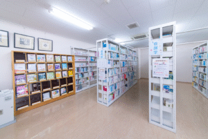 徳育の一つとして、図書をバーコードや機器管理せず顔を合わせ、声を掛け合い人と人とのつながりを大切にしている。
共通のものを大切に扱う心、お互いに気持ち良く使用し、配慮しあう心を養ってほしい。
茨城県のスギ、棟方志功の般若心教の版画を配置している。