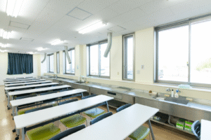 専門学校には必要な施設として規定されていないが、「食育」として、食事の大切さを体感できる場としてほしいという思いで設置した。
調理実習を行ったり、学生の昼食の場である。
